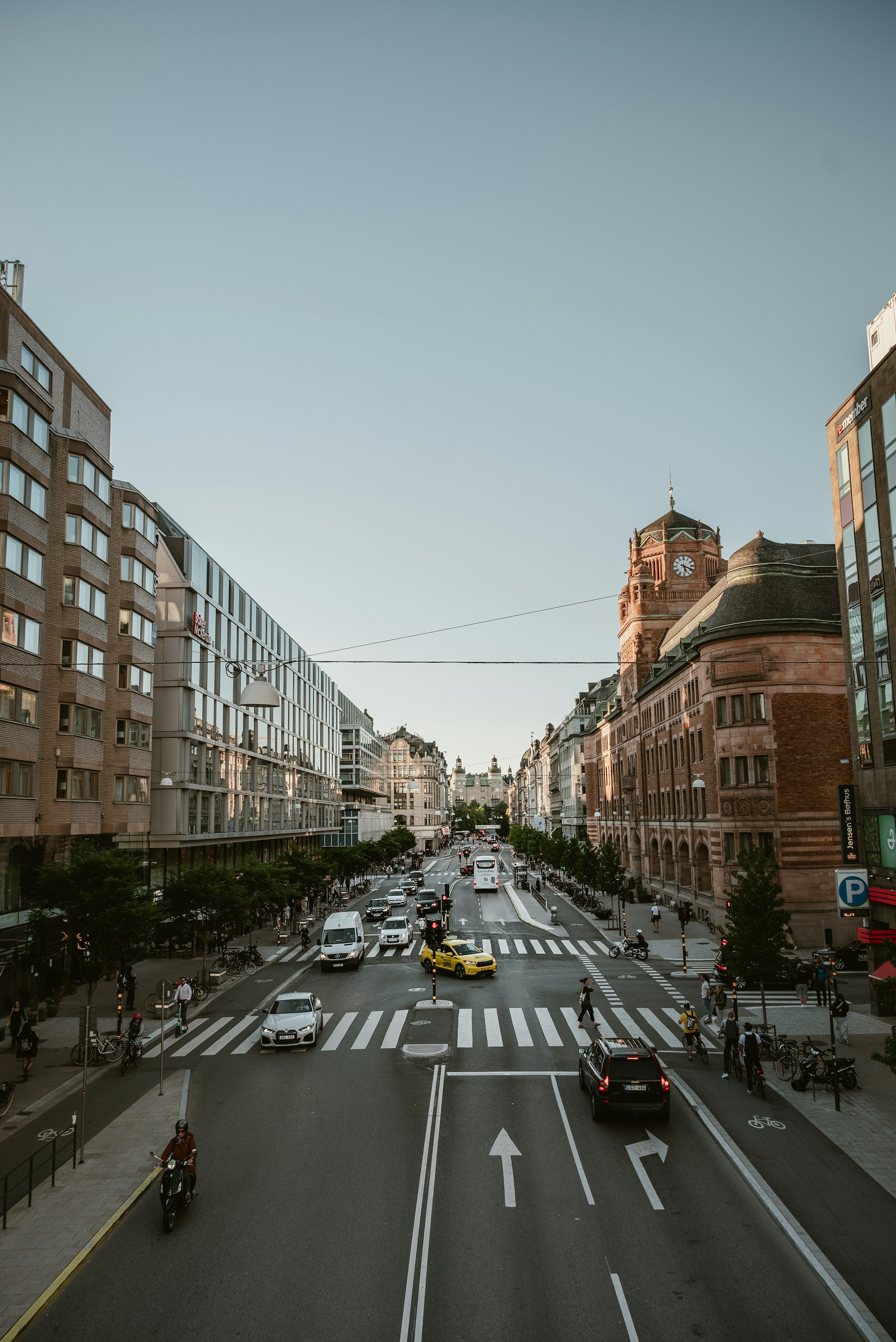 Trafik i Stockholm med bilar, cyklister och övergångsställen